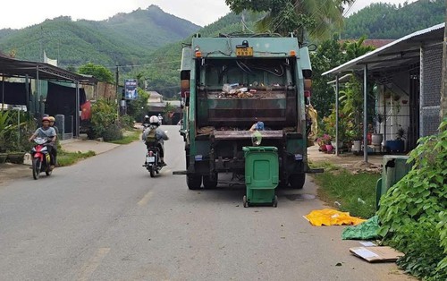 Công nhân môi trường hoảng hồn phát hiện thi thể trẻ sơ sinh trong thùng rác
