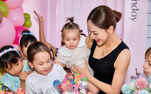Lan Phương chi 1 tỷ/năm để nuôi con, 2 ái nữ đều học trường quốc tế, được mẹ địu đi du lịch khắp thế giới