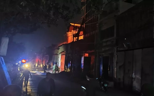 Lửa bùng cháy ngùn ngụt tại nhà xưởng ở Hà Nội