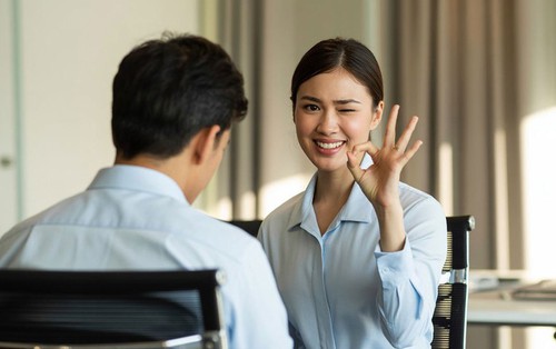 Tưởng là khen ngợi, hiểu biết nhưng 3 hành vi này đang phơi bày “EQ thấp”