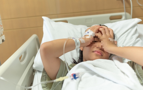 Người phụ nữ 32 tuổi chảy máu vùng kín suốt 3 năm, vừa đến bệnh viện mọi người vội bịt mũi vì 1 thứ