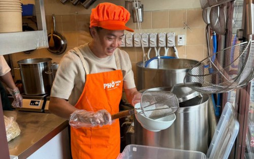 Cường Đô La đi bán phở?