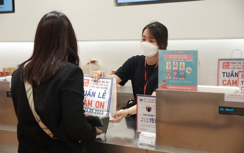 Khách hàng đổ bộ mua sắm tại cửa hàng UNIQLO ngay trong ngày đầu tiên của Tuần Lễ Cảm Ơn 26/5 - 1/6