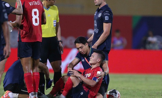 Quang Hải bị "thánh cùi chỏ" Thái Lan chơi xấu đau đớn nằm sân, vài phút sau đã "trả đũa" phải nhận cái kết đắng