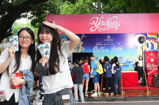 Người trẻ đến Văn Miếu “xin vía” học hành, công việc: Booth Fandom Yêu Nước có gì mà đông khách?