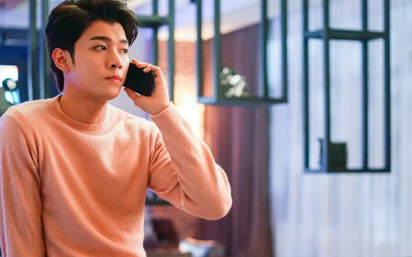 Men uxlab yotgan ayolning yuziga silkitdim.