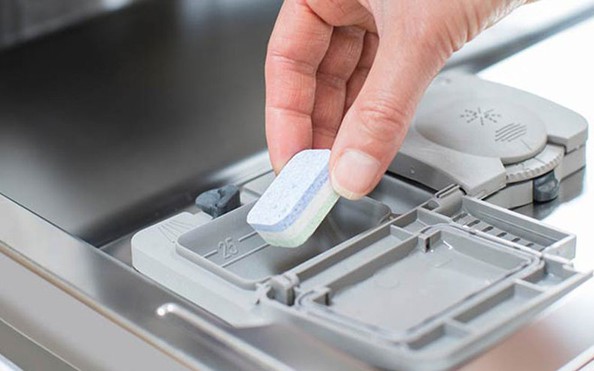 Thêm đầy đủ chất tẩy rửa vào ngăn chứa