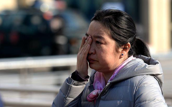 BỐ MẸ GIÀ: tin tức Mới nhất Bố thiên vị con trai, về già chỉ có con gái út  chăm sóc suốt 6 năm: Sau đám tang, di chúc được đọc to