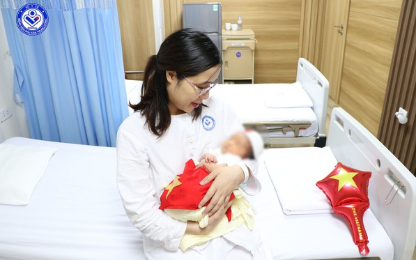 Bé gái chào đời từ phôi thai trữ đông hơn 1 thập niên trước, mẹ xúc động nghẹn ngào: "Con đã chờ chúng tôi quá lâu"