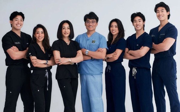 Gia đình có 7 bác sĩ gây sốt mạng xã hội