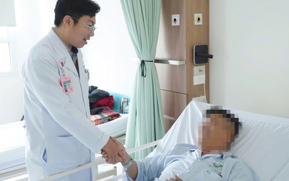 Nghe lời truyền miệng, người đàn ông 40 tuổi tự bơm silicon tăng kích thước "cậu nhỏ"
