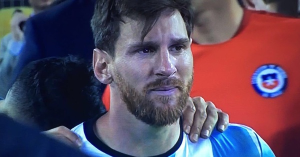 Messi khóc như đứa trẻ sau khi sút hỏng penalty