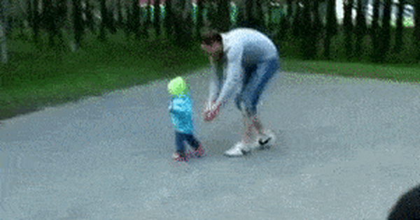 Видео где маленький мальчик тащит своего папу. Малыш убегает. Малыш убегает от мамы. Дети бегут гиф. Гиф Убегающий ребенок.