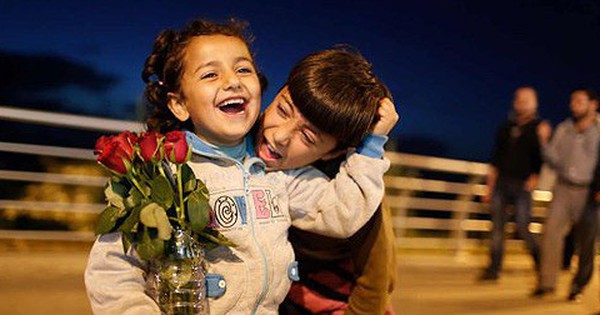 Những đứa trẻ tị nạn Syria bán hoa hồng mưu sinh trên đường phố Lebanon