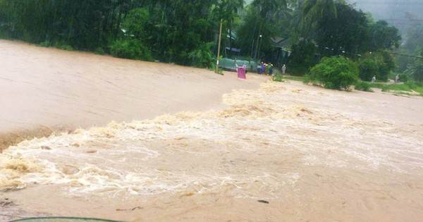 Bình Định: Mưa lớn 2 ngày liên tục khiến nước lũ lên nhanh, nhiều nhà dân bị cô lập