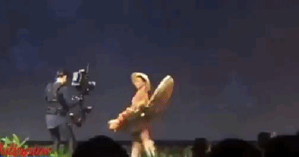 H’Hen Niê tự tin trình diễn trang phục “bánh mì” trên sân khấu Miss Universe 2018