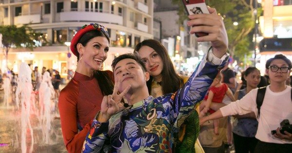 Hương Giang cùng Chị Đại ''Asia''s Next Top Model'' bị vây kín ở phố đi bộ Nguyễn Huệ