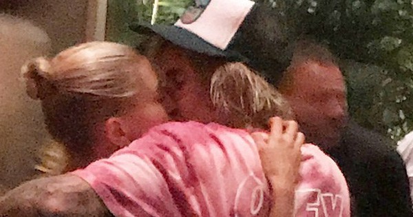 Justin và Hailey hẳn là cặp đôi “nghiện hôn” nhất, từ trên phố đến trong nhà hàng vẫn luôn môi kề môi!