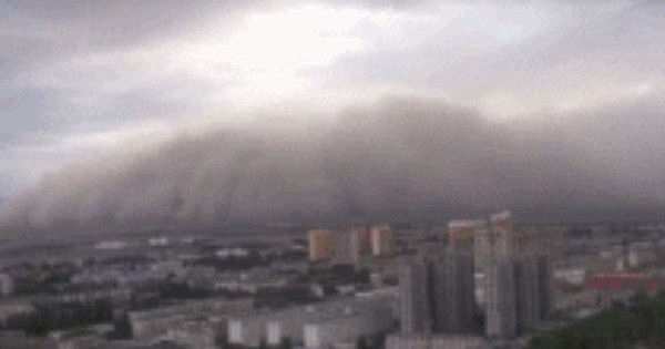 Bão cát khổng lồ cao 50m nuốt chửng thành phố Trung Quốc tạo nên cảnh tượng như trong phim tận thế