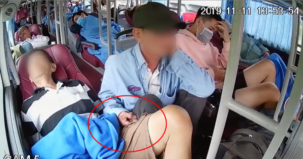 Clip: Gã đàn ông giở trò đạo chích táo tợn trên xe khách, nạn nhân nằm yên bất động nghi do bị đánh thuốc mê