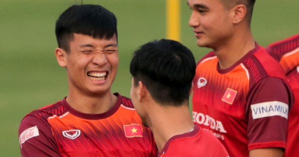 Đức Huy được tặng quả na ''18 ngày chưa chín'', Bùi Tiến Dũng nói lời tình cảm với vợ trước ngày đấu UAE
