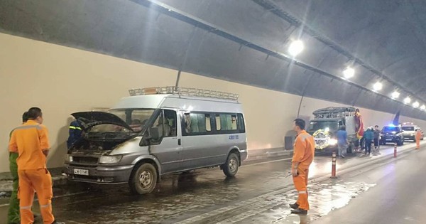 Xe tang chở quan tài bốc cháy ngùn ngụt trong hầm Hải Vân