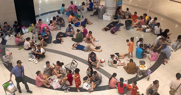 Bức ảnh hàng chục người mang đồ ăn thức uống, nằm ngồi la liệt giữa TTTM ở Hà Nội để trốn nóng gây bức xúc