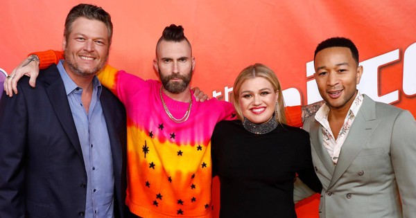 Chung kết The Voice Mỹ: Kelly Clarkson, Adam Levine ''ngồi chơi xơi nước''