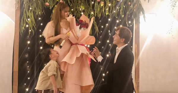 Bạn trai kém 10 tuổi quỳ gối cầu hôn Thu Thủy sau 1 năm hẹn hò, phản ứng của cậu con trai gây chú ý