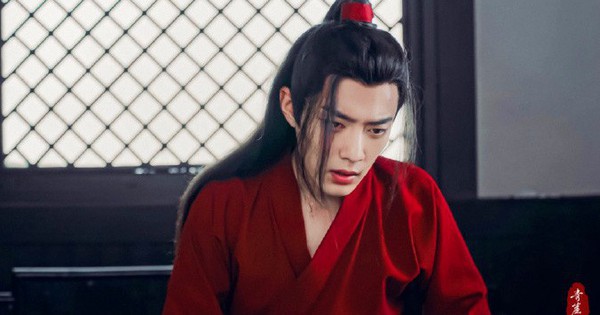 Tưởng Bành Tiểu Nhiễm diện áo đỏ đẹp vô địch rồi, ai dè ''hồng y nam tử'' Tiêu Chiến còn ''sát thương'' gấp bội