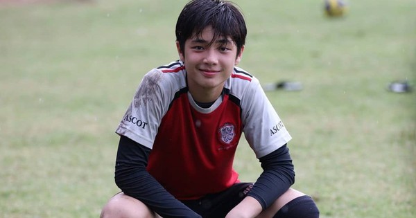 Nụ cười toả nắng của cầu thủ Thái Lan viral MXH: Mới lớp 8 ... ( https://kenh14.vn › nu-cuoi-toa-nang... ) 