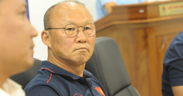 HLV Park Hang-seo: ''Mạc Hồng Quân sẽ đá tiền đạo cắm, vị trí của Công Phượng rất đáng lo''