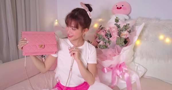Rút kinh nghiệm từ vụ hàng fake để đời, Huỳnh Phương tặng hẳn túi Chanel hơn 100 triệu để Sĩ Thanh đập hộp