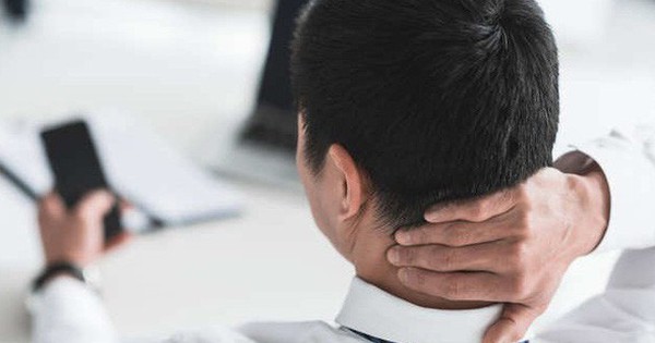 Hậu quả đáng sợ: Gục đầu dùng điện thoại nhiều có thể khiến hộp sọ của bạn ''mọc đuôi''