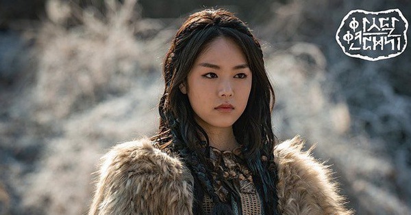 Toliq yalangoch qizlarning fotosuratlari