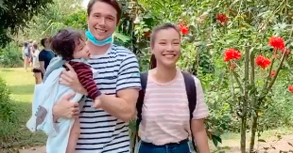 Hoàng Oanh khoe khoảnh khắc hạnh phúc bên gia đình ở Singapore, vóc dáng mẹ bỉm sau 3 tháng sinh nở gây chú ý