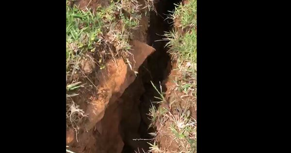 Clip: Xuất hiện vết nứt dài 200m trên núi Tà Bang, Quảng Trị, di dời dân khẩn cấp