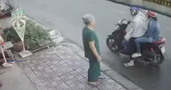 Clip: Cặp đôi gây bức xúc khi giả vờ mua thùng bia, lừa cụ bà quay vào trong rồi quỵt luôn tiền, phóng xe mất dạng