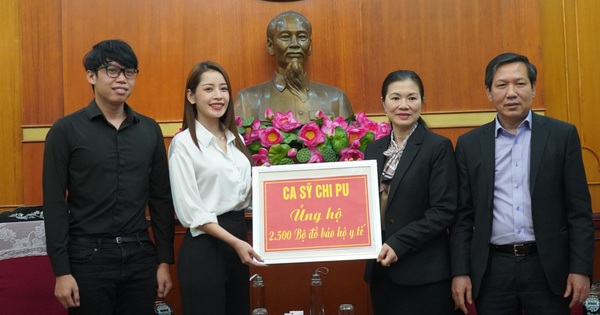 Chi Pu trao tận tay 5.000 bộ trang phục bảo hộ phòng dịch tại Hà Nội và TP. HCM phòng chống dịch Covid-19