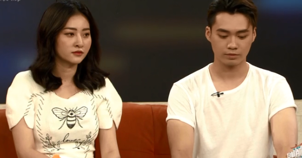Huyền Thoại - Ngọc Anh đi show chung hậu ''Người ấy là ai'' nhưng sao ngồi xa cách thế này?