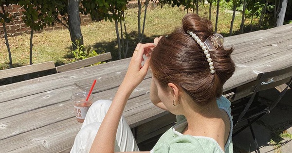 Đâu chỉ có mỗi một cách diện kẹp càng cua, bạn sẽ biến tấu được tận 5 kiểu với món phụ kiện ''siêu sao'' này