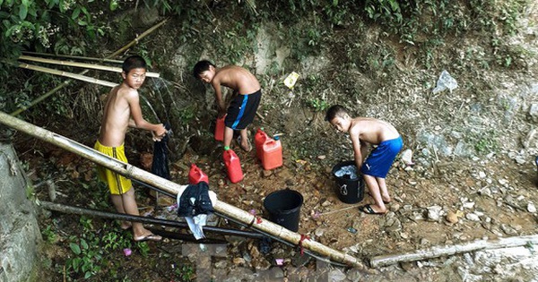 Hạn hán nghiêm trọng, học trò biên giới tan trường lại lặn lội vào rừng tìm nước