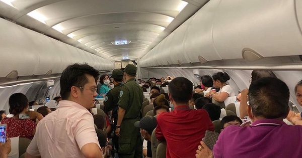 Nam hành khách ở TPHCM lăng mạ tiếp viên, khách xung quanh do tranh giành chỗ bị cấm bay 1 năm