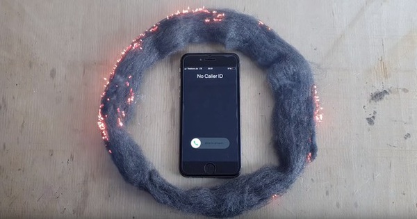 Sự thật về video ''sóng iPhone đốt được bùi nhùi thép'': Có thật sự hoang mang dễ cháy đén vậy?