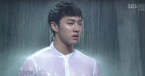 Những lần show Inkigayo ''hại đời'' idol: EXO gây chóng mặt như quảng cáo máy giặt, đàn anh tắm mưa ướt sũng trên sân khấu