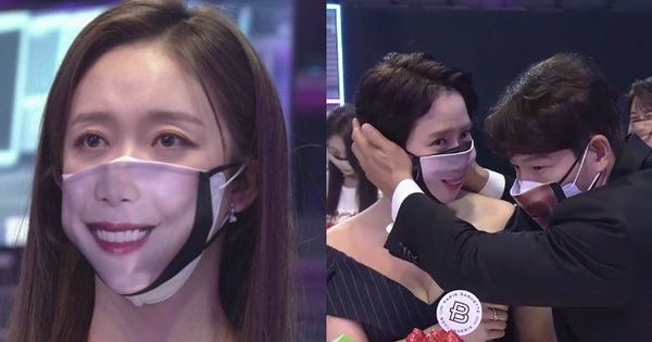 
                                    Khẩu trang nụ cười giả trân tái xuất lễ trao giải SBS: Song Ji Hyo - Kim Jong Kook đang tình bỗng hóa hề, dàn mỹ nhân 'khó đỡ' lạ