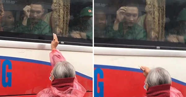 Xúc động clip người bà tóc bạc trắng mặc áo mưa, cố với theo ô tô để đưa chút tiền cho cháu trong ngày nhập ngũ