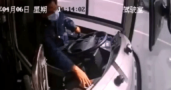 Video: Tài xế xe bus đột ngột ngất xỉu khi đang lái xe trên đường, phản ứng đặc biệt 1 giây trước đó nhận cơn mưa khen ngợi
