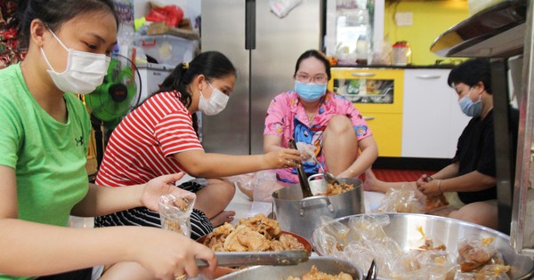 Người Sài Gòn nấu 300 phần cơm mỗi ngày tiếp sức BV Bệnh Nhiệt đới: "Bao giờ gỡ phong tỏa, gia đình mới ngừng nấu cơm" - Vimarsana News