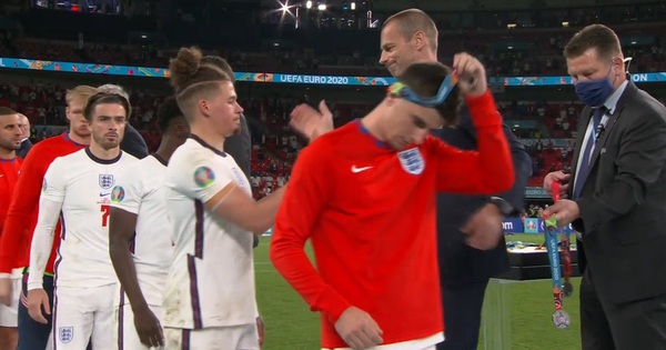 Nhiều cầu thủ tuyển Anh tháo bỏ huy chương ngay sau khi được trao, Harry Kane cũng không ngoại lệ - Vimarsana News